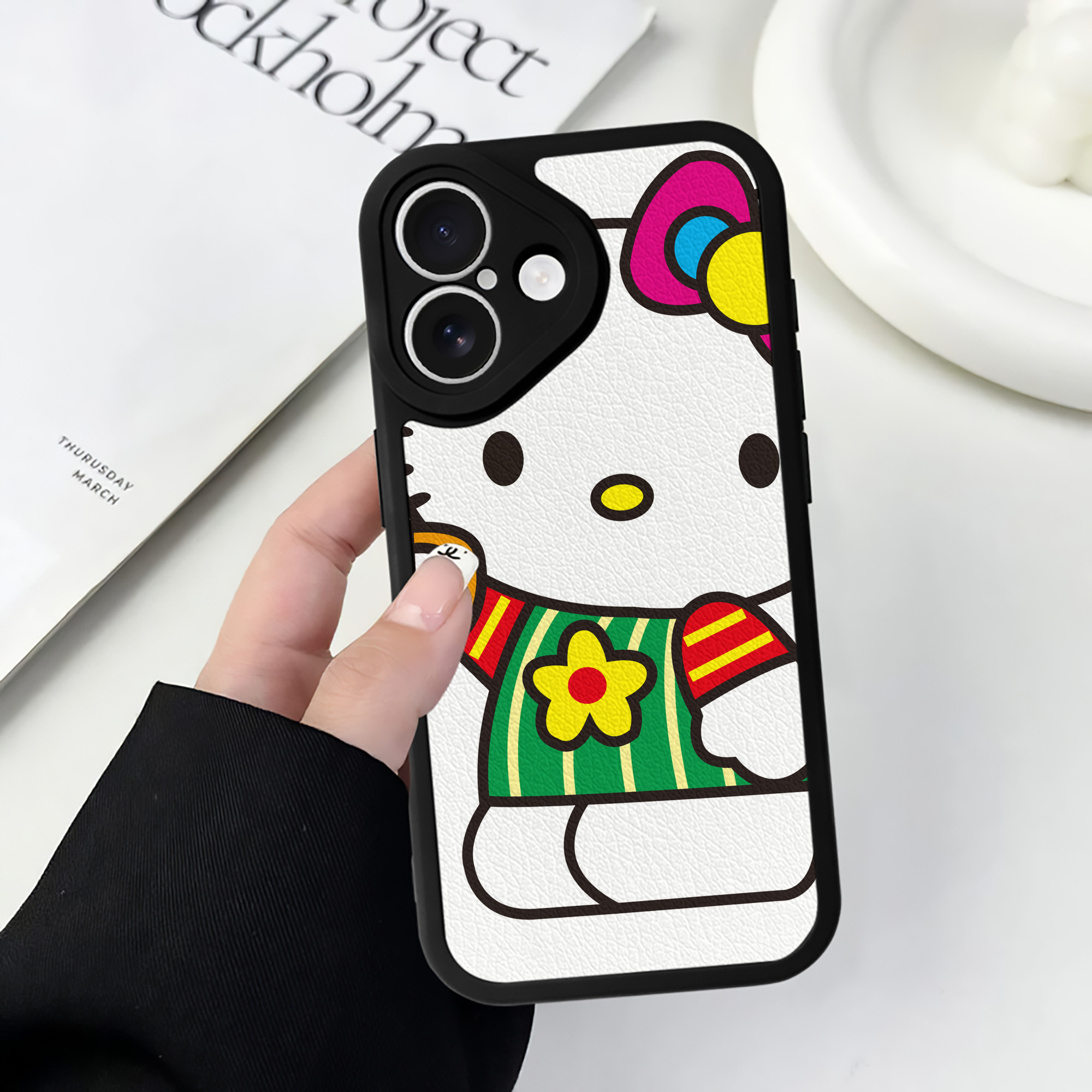 （画像用） Hello Kitty ハローキティ 【iPhone 16シリーズ対応】シリコンスマホケース（レザー調） 材質：シリコン